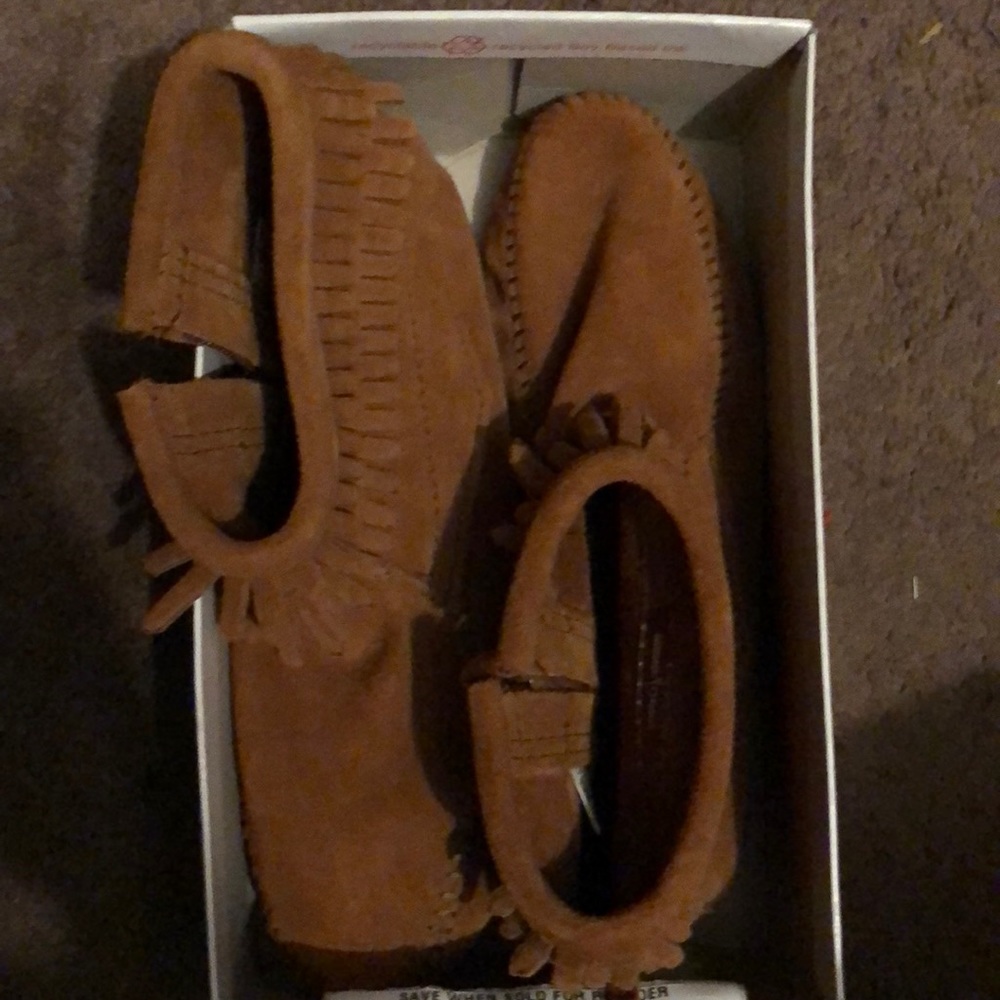 Girls Minnetonka short fringe boots